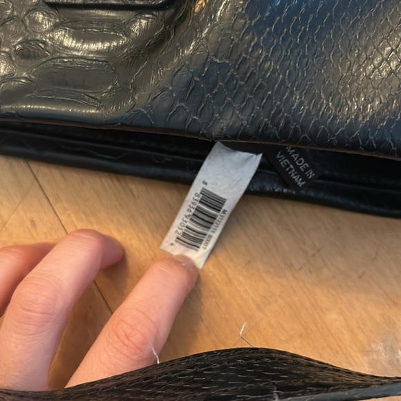 Marc Jacobs Black Embossed Leather Crossbody Bag with Gold Hardware - Picture 5 of 5